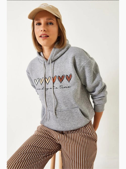 Sudadera con capucha y estampado de corazones cepillados de triple hilo lucci - Kiabi Sudadera con capucha y estampado de corazones cepillados de triple hilo lucci - Kiabi