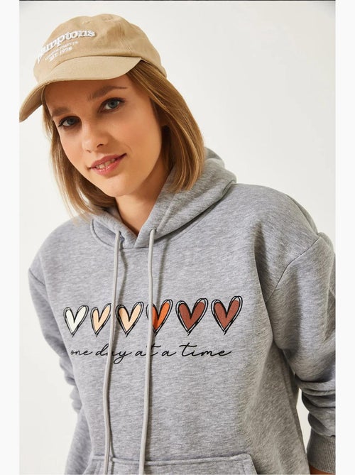 Sudadera con capucha y estampado de corazones cepillados de triple hilo lucci - Kiabi Sudadera con capucha y estampado de corazones cepillados de triple hilo lucci - Kiabi