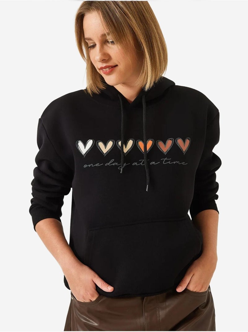 Sudadera con capucha y estampado de corazones cepillados de triple hilo lucci Negro - Kiabi