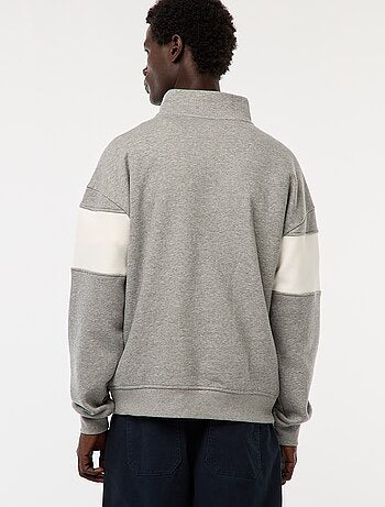 Sudadera con cremallera en el cuello alto