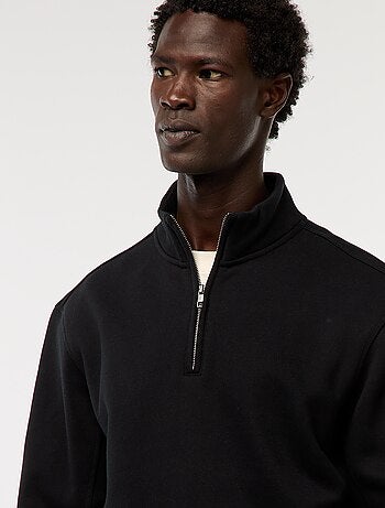 Sudadera con cremallera en el cuello alto