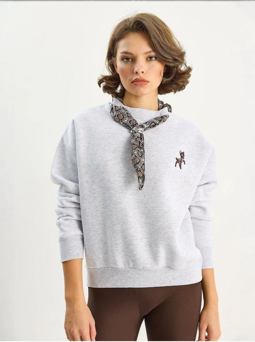 Sudadera con cuello redondo y bordado lucci - Kiabi Sudadera con cuello redondo y bordado lucci - Kiabi