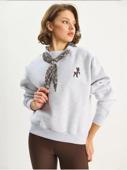 Sudadera con cuello redondo y bordado lucci - Kiabi Sudadera con cuello redondo y bordado lucci - Kiabi