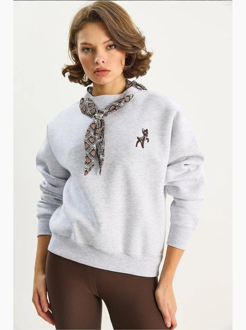 Sudadera con cuello redondo y bordado lucci - Kiabi Sudadera con cuello redondo y bordado lucci - Kiabi