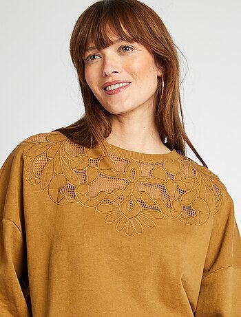 Sudadera con detalles calados