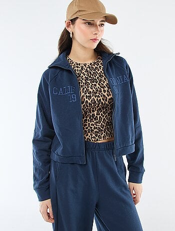 Sudadera corta con cremallera y mensaje bordado