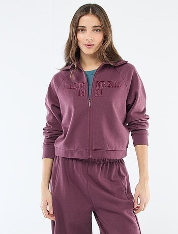 Sudadera corta con cremallera y mensaje bordado