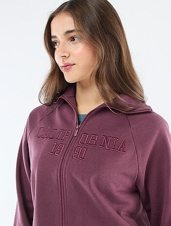 Sudadera corta con cremallera y mensaje bordado