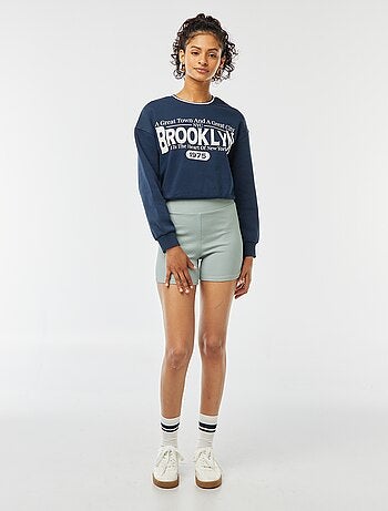 Sudadera corta con inscripción americana