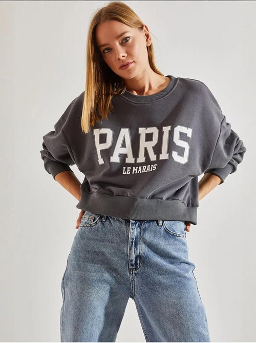 Sudadera corta de algodón con cuello redondo y estampado de texto frontal lucci - Kiabi Sudadera corta de algodón con cuello redondo y estampado de texto frontal lucci - Kiabi