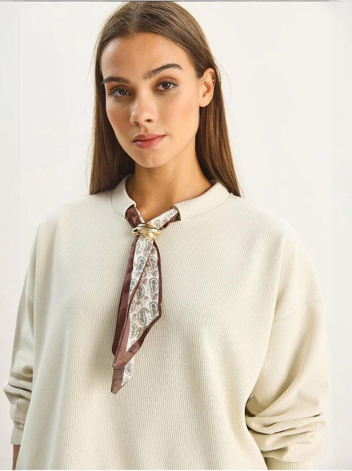 Sudadera de cuello redondo acanalada con detalle de accesorio tipo pañuelo lucci - Kiabi Sudadera de cuello redondo acanalada con detalle de accesorio tipo pañuelo lucci - Kiabi