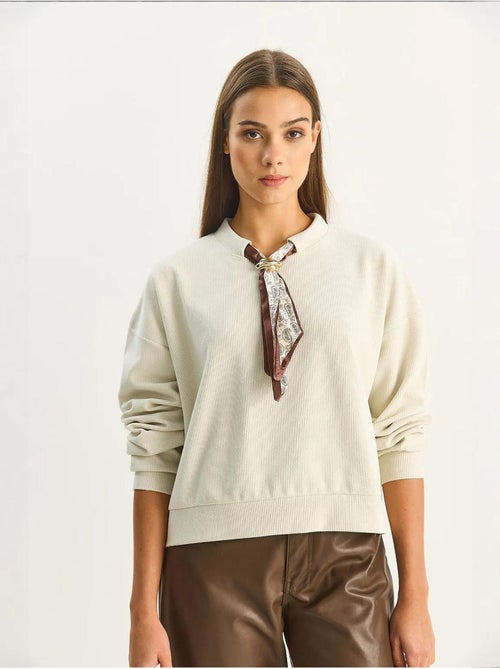 Sudadera de cuello redondo acanalada con detalle de accesorio tipo pañuelo lucci - Kiabi Sudadera de cuello redondo acanalada con detalle de accesorio tipo pañuelo lucci - Kiabi