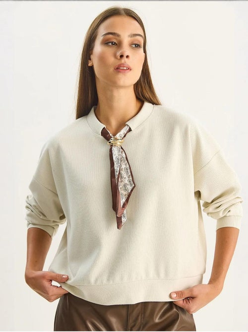Sudadera de cuello redondo acanalada con detalle de accesorio tipo pañuelo lucci - Kiabi Sudadera de cuello redondo acanalada con detalle de accesorio tipo pañuelo lucci - Kiabi
