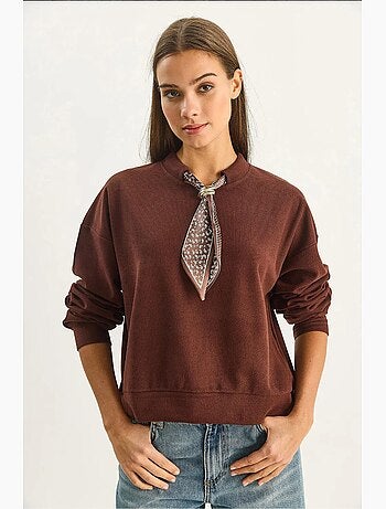 Sudadera de cuello redondo acanalada con detalle de accesorio tipo pañuelo lucci