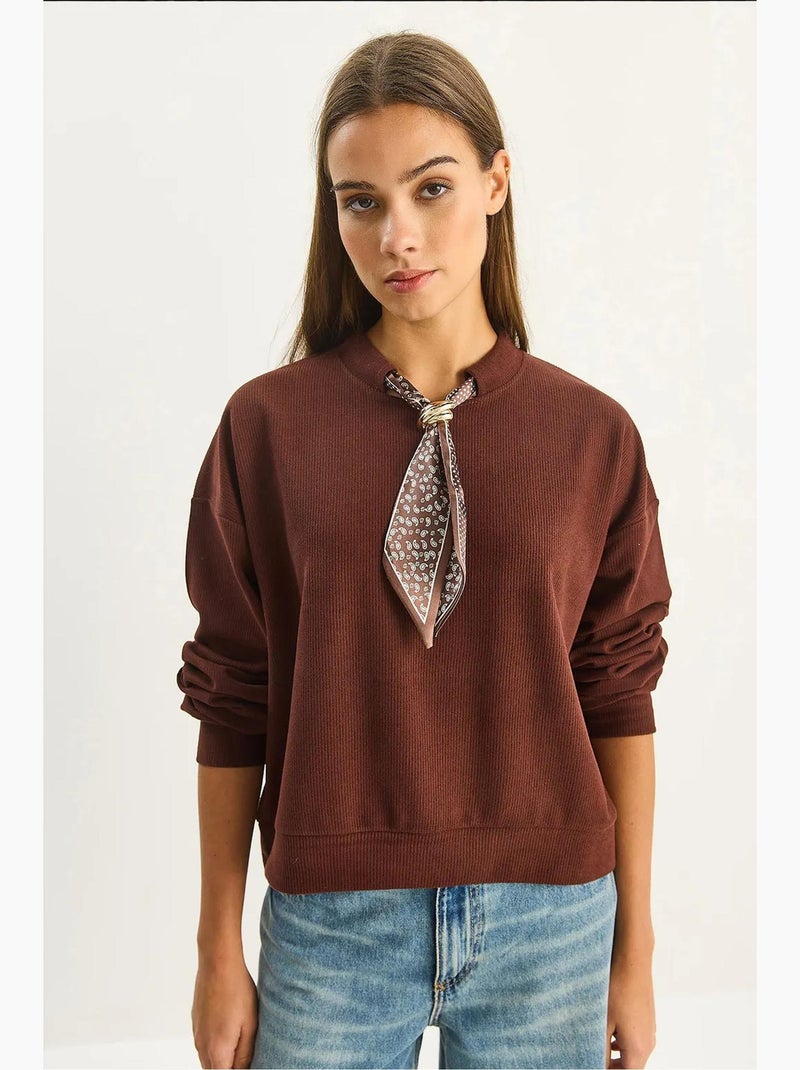 Sudadera de cuello redondo acanalada con detalle de accesorio tipo pañuelo lucci Marrón oscuro - Kiabi