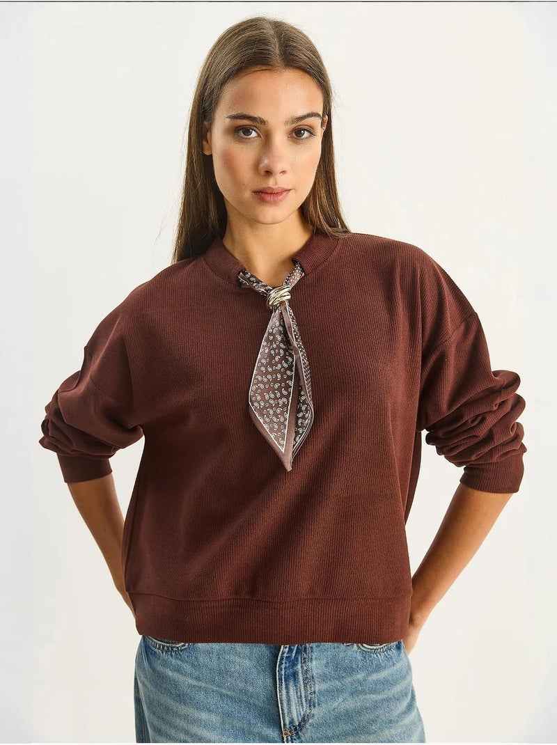 Sudadera de cuello redondo acanalada con detalle de accesorio tipo pañuelo lucci Marrón oscuro - Kiabi
