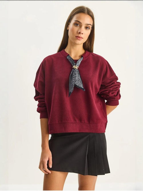 Sudadera de cuello redondo acanalada con detalle de accesorio tipo pañuelo lucci - Kiabi Sudadera de cuello redondo acanalada con detalle de accesorio tipo pañuelo lucci - Kiabi