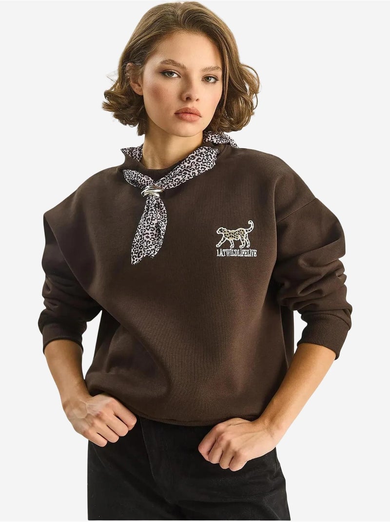 Sudadera de cuello redondo bordada con estampado de leopardo de lucci Marrón oscuro - Kiabi