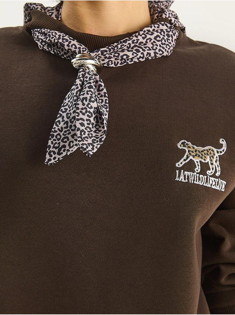 Sudadera de cuello redondo bordada con estampado de leopardo de lucci Marrón oscuro - Kiabi