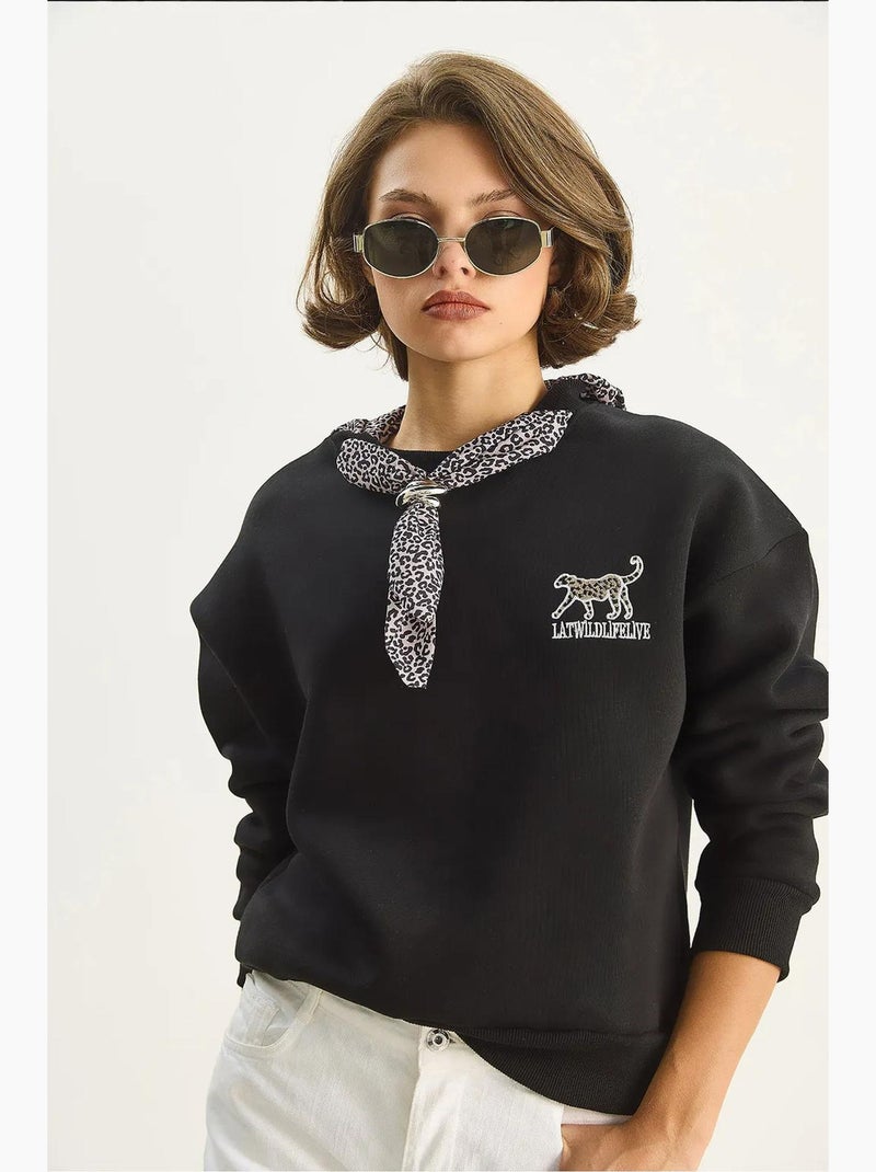 Sudadera de cuello redondo bordada con estampado de leopardo de lucci Negro - Kiabi