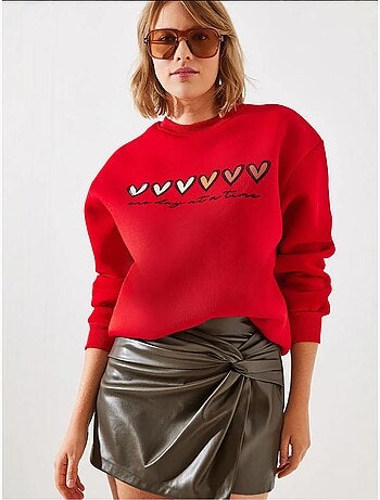Sudadera de cuello redondo con estampado de corazón lucci