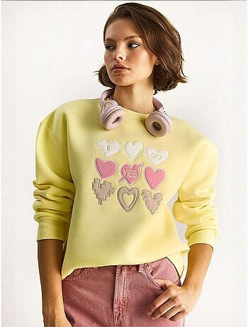 Sudadera de cuello redondo de corte relajado con apliques de parches de corazón lucci