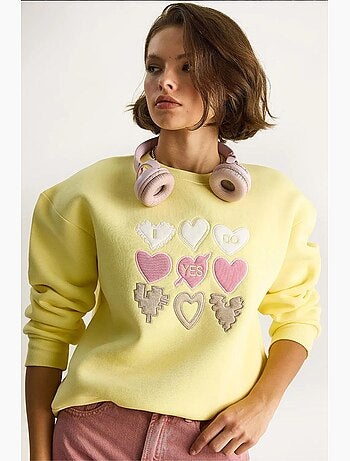 Sudadera de cuello redondo de corte relajado con apliques de parches de corazón lucci