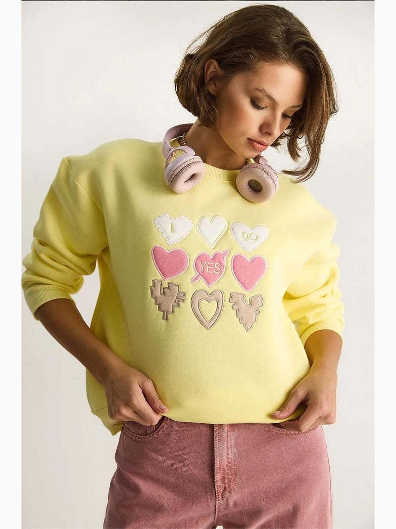 Sudadera de cuello redondo de corte relajado con apliques de parches de corazón lucci Amarillo limón - Kiabi