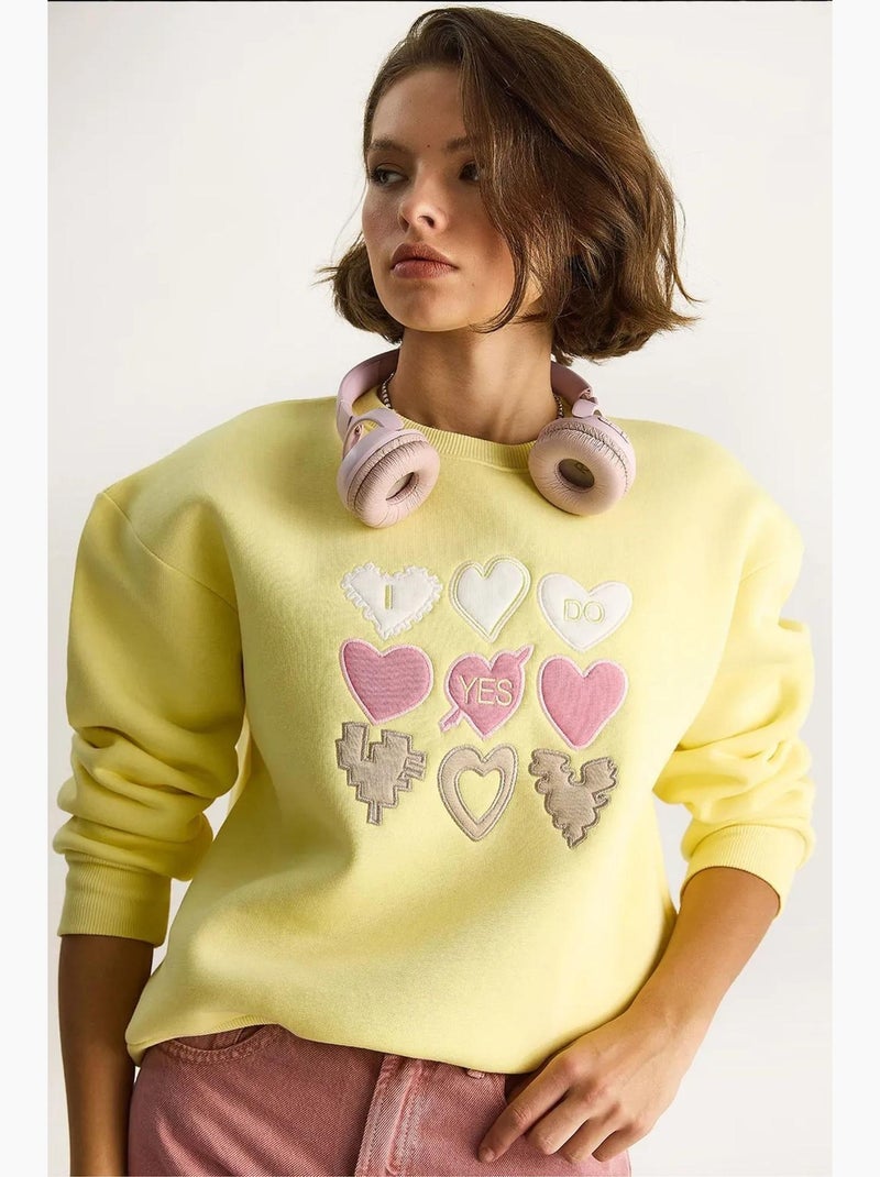 Sudadera de cuello redondo de corte relajado con apliques de parches de corazón lucci Amarillo limón - Kiabi