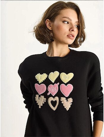 Sudadera de cuello redondo de corte relajado con apliques de parches de corazón lucci
