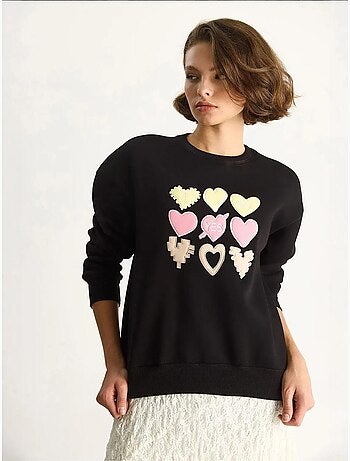 Sudadera de cuello redondo de corte relajado con apliques de parches de corazón lucci
