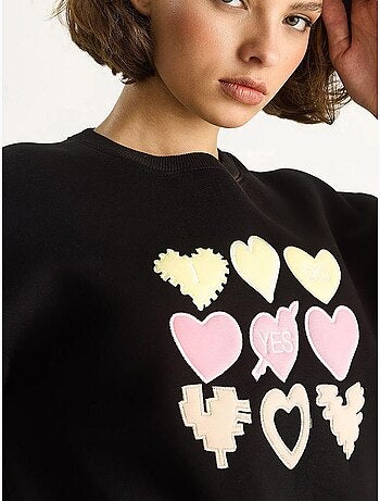 Sudadera de cuello redondo de corte relajado con apliques de parches de corazón lucci