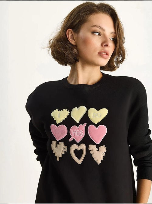 Sudadera de cuello redondo de corte relajado con apliques de parches de corazón lucci - Kiabi