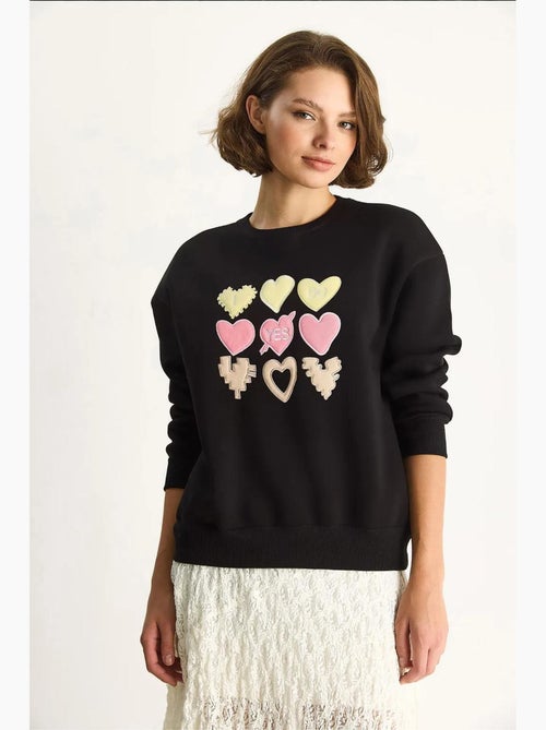 Sudadera de cuello redondo de corte relajado con apliques de parches de corazón lucci - Kiabi