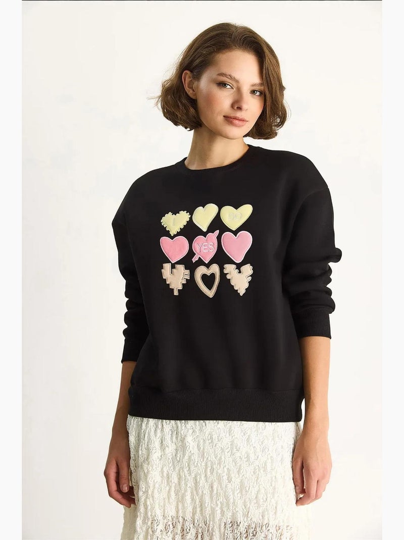 Sudadera de cuello redondo de corte relajado con apliques de parches de corazón lucci Negro - Kiabi