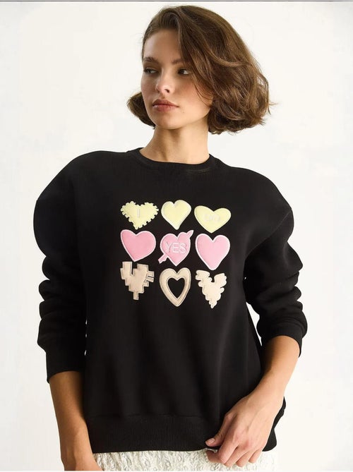 Sudadera de cuello redondo de corte relajado con apliques de parches de corazón lucci - Kiabi