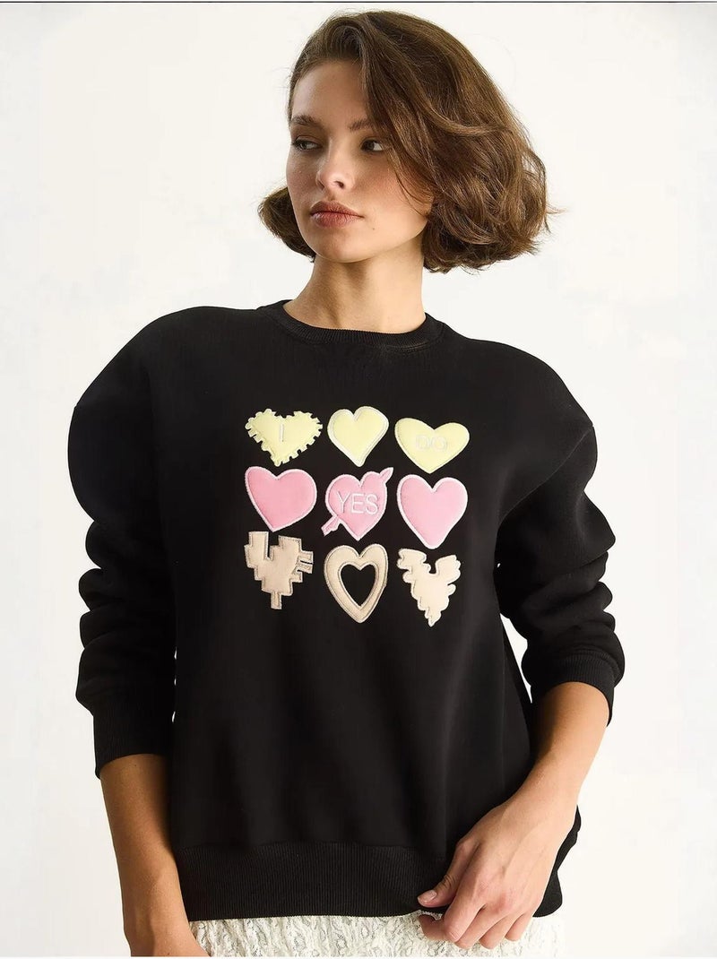Sudadera de cuello redondo de corte relajado con apliques de parches de corazón lucci Negro - Kiabi