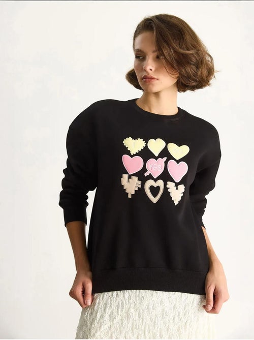 Sudadera de cuello redondo de corte relajado con apliques de parches de corazón lucci - Kiabi