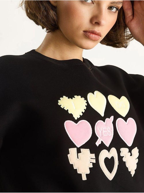 Sudadera de cuello redondo de corte relajado con apliques de parches de corazón lucci - Kiabi