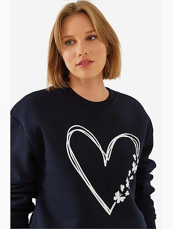 Sudadera de hilo cepillado con cuello redondo y detalle de corazón estampado lucci