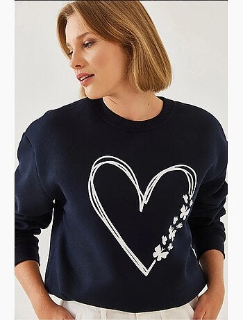 Sudadera de hilo cepillado con cuello redondo y detalle de corazón estampado lucci