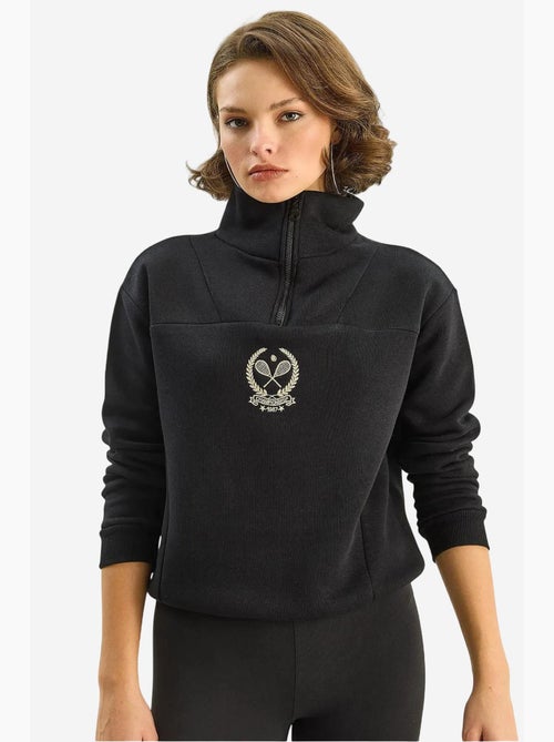 Sudadera de manga larga con cuello de cremallera y bordado lucci - Kiabi Sudadera de manga larga con cuello de cremallera y bordado lucci - Kiabi