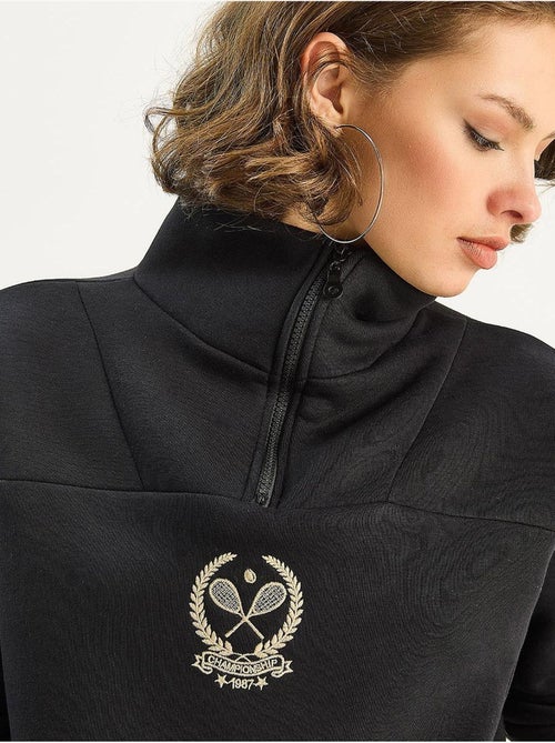 Sudadera de manga larga con cuello de cremallera y bordado lucci - Kiabi Sudadera de manga larga con cuello de cremallera y bordado lucci - Kiabi