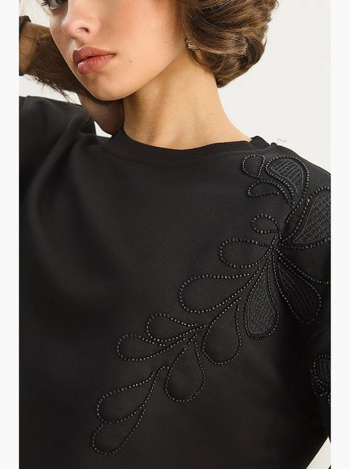 Sudadera de manga larga con cuello redondo bordada lucci - Kiabi Sudadera de manga larga con cuello redondo bordada lucci - Kiabi