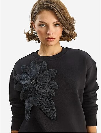 Sudadera de manga larga y cuello redondo con detalles de accesorios lucci