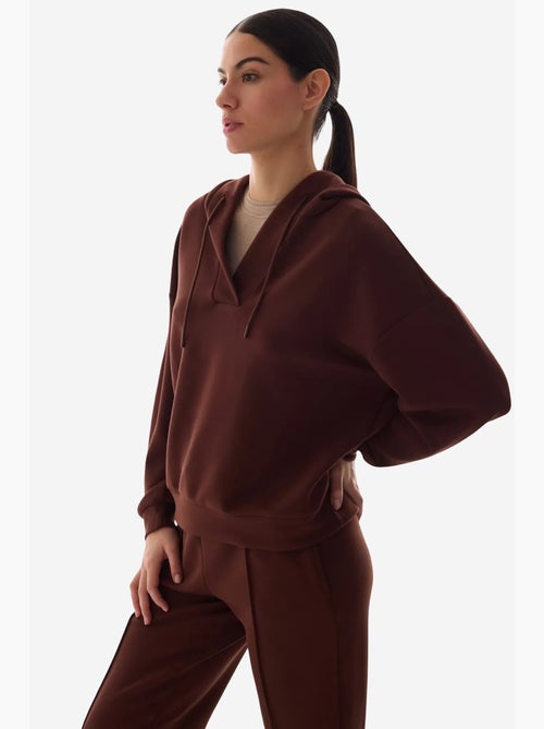 Sudadera de textura sedosa, cuello en v y manga larga penti - Kiabi Sudadera de textura sedosa, cuello en v y manga larga penti - Kiabi