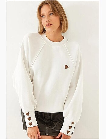 Sudadera de triple hilo cepillado con cuello redondo y corazón bordado lucci