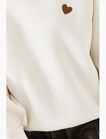 Sudadera de triple hilo cepillado con cuello redondo y corazón bordado lucci