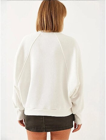 Sudadera de triple hilo cepillado con cuello redondo y corazón bordado lucci