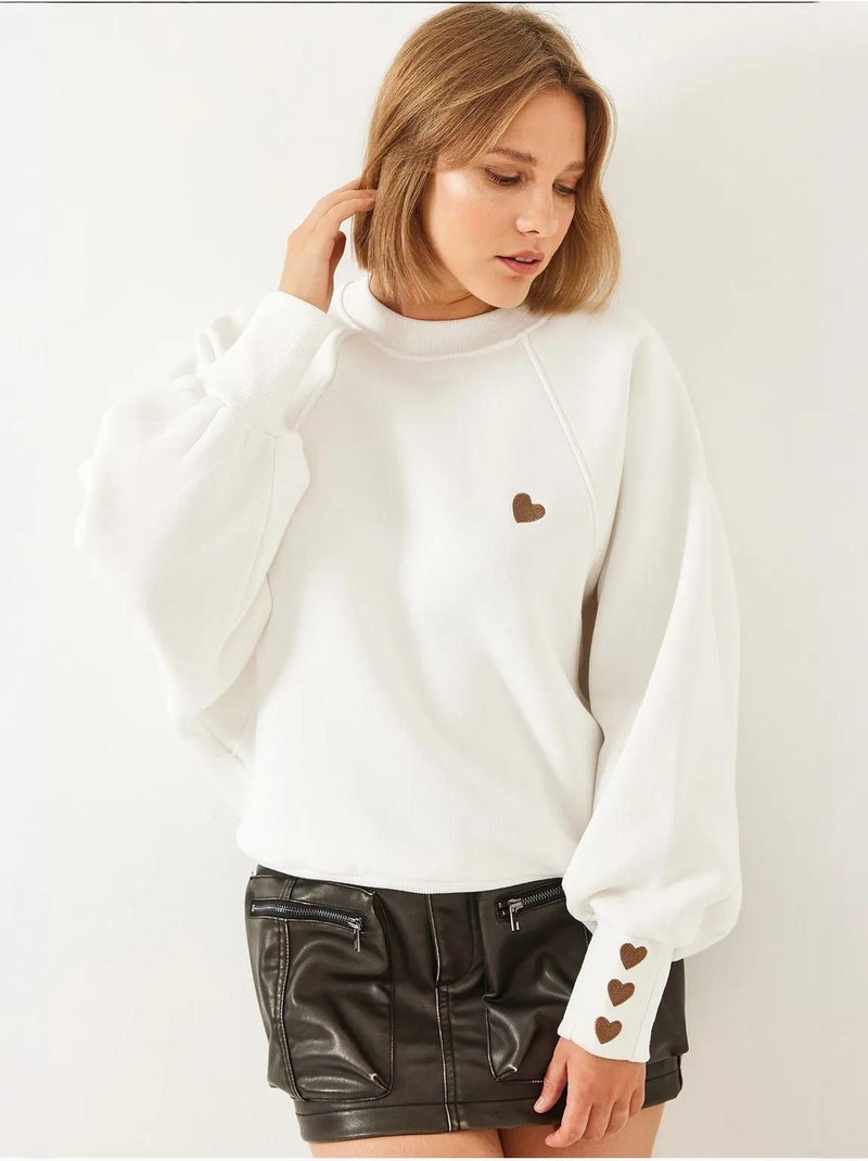 Sudadera de triple hilo cepillado con cuello redondo y corazón bordado lucci Blanco - Kiabi